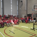 Społeczność szkolna biorąca udział w obchodach