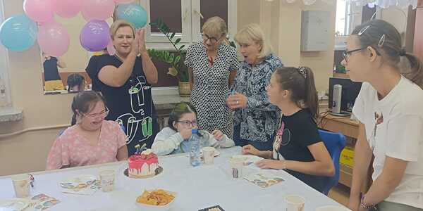 Pani dyrektor Jolanta Woińska, pani vice dyrektor Małgorzata Uczkuronis, wychowawczyni, solenizantki i koleżanki z klasy w trakcie składania życzeń