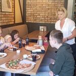 Nauczycielka i uczniowie w pizzerni