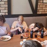 Grupa uczniów w pizzerni