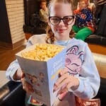 Uczennica trzyma w ręku popcorn.