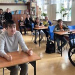 Uczniowie siedzą w ławkach w trakcie wyborów do SU