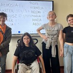 Uczniowie z SU pozują do zdjęcia