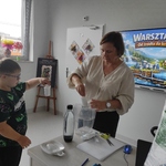 Nauczycielka wymienia filtr w dzbanku