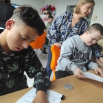 Uczniowie uzupełniają karty pracy