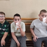 Uczniowie piją wodę z kubeczków