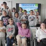 Uczniowie pozują do zdjęcia