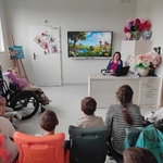 Uczniowie podczas warsztatów oglądają film