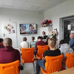 Uczniowie oglądają film edukacyjny