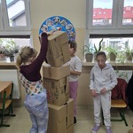 Uczennica układa pudełka