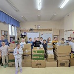 Uczniowie przy ścianie z pudełek