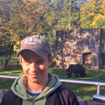 Uczeń na tle wybiegu dla niedźwiedzi