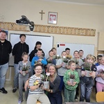 Pracownicy Castoramy i uczniowie biorący udział w warsztatach
