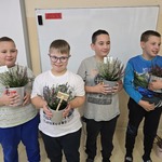 Uczniowie z wrzosami w doniczkach