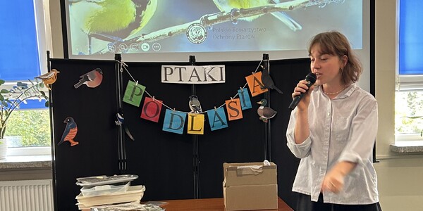 Edukatorka opowiada o ptakach
