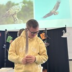 Uczeń trzyma pióro