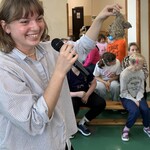 Edukatorka trzyma w ręku gniazdo