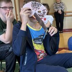 Uczeń w masce kulika wielkiego