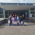 Nauczycielki i uczniowie przed wejściem do Białostockiego Teatru Lalek