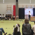 Pani Dyrektor przemawia do społeczności szkolnej zgromadzonej na sali gimnastycznej
