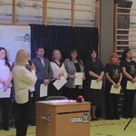 Pani Dyrektor gratuluje nagrodzonym nauczycielom