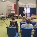 Pani Dyrektor przemawia do społeczności szkolnej