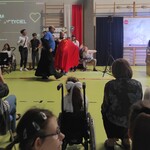 Społeczność szkolna ogląda część artystyczną przygotowana przez nauczycieli i uczniów