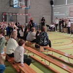 Społeczność szkolna ogląda część artystyczną przygotowana przez nauczycieli i uczniów