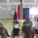 Społeczność szkolna ogląda część artystyczną przygotowana przez nauczycieli i uczniów