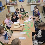 Uczniowie siedzą wokół stołu