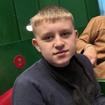 Uczniowie siedzą na sali w operze, czekają na koncert