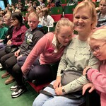 Uczniowie siedzą na sali w operze, czekają na koncert