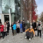Uczniowie i nauczyciele stoją przed budynkiem Opery i Filharmonii Podlaskiej