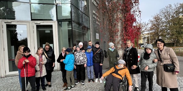 Uczniowie i nauczyciele stoją przed budynkiem Opery i Filharmonii Podlaskiej