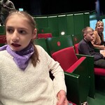 Uczniowie siedzą na sali w operze, czekają na koncert