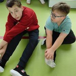 Uczniowie wykonują ćwiczenie