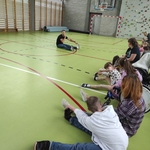 Uczniowie podczas wykonywania ćwiczenia prezentowanego przez prowadzącego zajęcia
