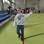 Uczeń w trakcie ćwiczenia ruchowego