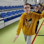 Uczeń w trakcie ćwiczenia ruchowego