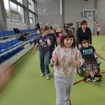Uczniowie w trakcie ćwiczenia ruchowego