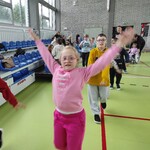 Uczennica w trakcie ćwiczenia ruchowego