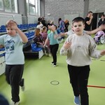 Uczniowie w trakcie ćwiczenia ruchowego