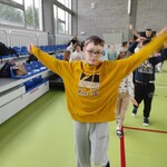 Uczeń w trakcie ćwiczenia ruchowego