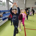 Uczeń w trakcie ćwiczenia ruchowego