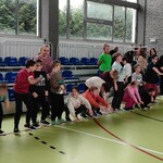 Uczniowie wykonują ćwiczenie według wskazówek prowadzącego zajęcia