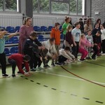 Uczniowie wykonują ćwiczenie według wskazówek prowadzącego zajęcia
