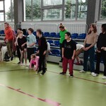Grupa uczniów stoi w rzędzie