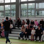Uczestnicy warsztatów na sali gimnastycznej