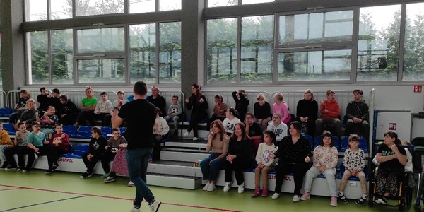 Uczestnicy warsztatów na sali gimnastycznej