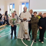Grupa uczniów i pani dyrektor pozują do zdjęcia z makietą Papieża